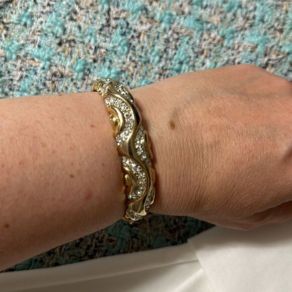 Gold tone jeweled wave detailed bangle bracelet - Picture 8 of 8